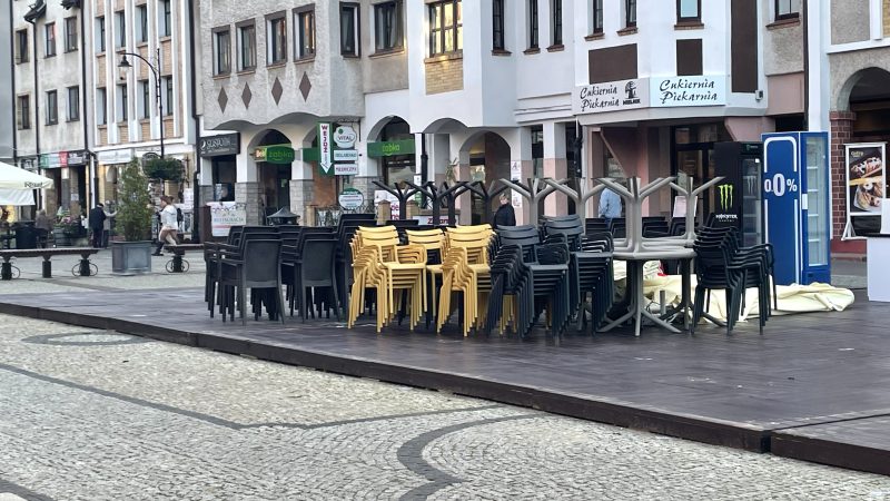krzesła iw miejscu gdzie stały ogródki gastronomiczne