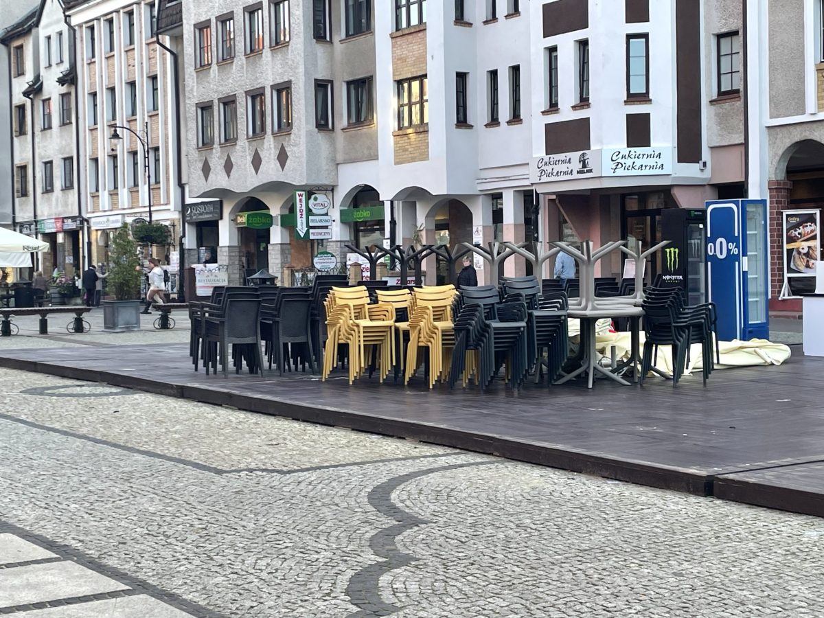 krzesła iw miejscu gdzie stały ogródki gastronomiczne