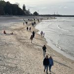 Październik, a w Kołobrzegu tłumy. Słoneczna jesień przedłuża sezon