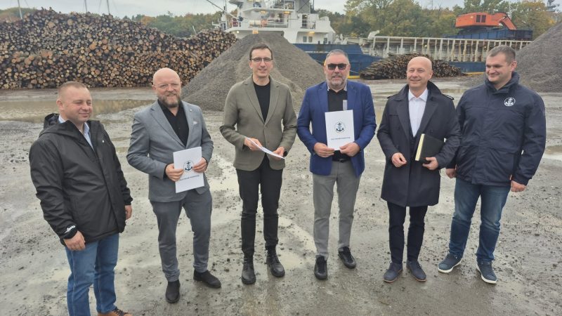 na zdjeciu prezes zarządu portu Kołobrzeg oraz rolnicy