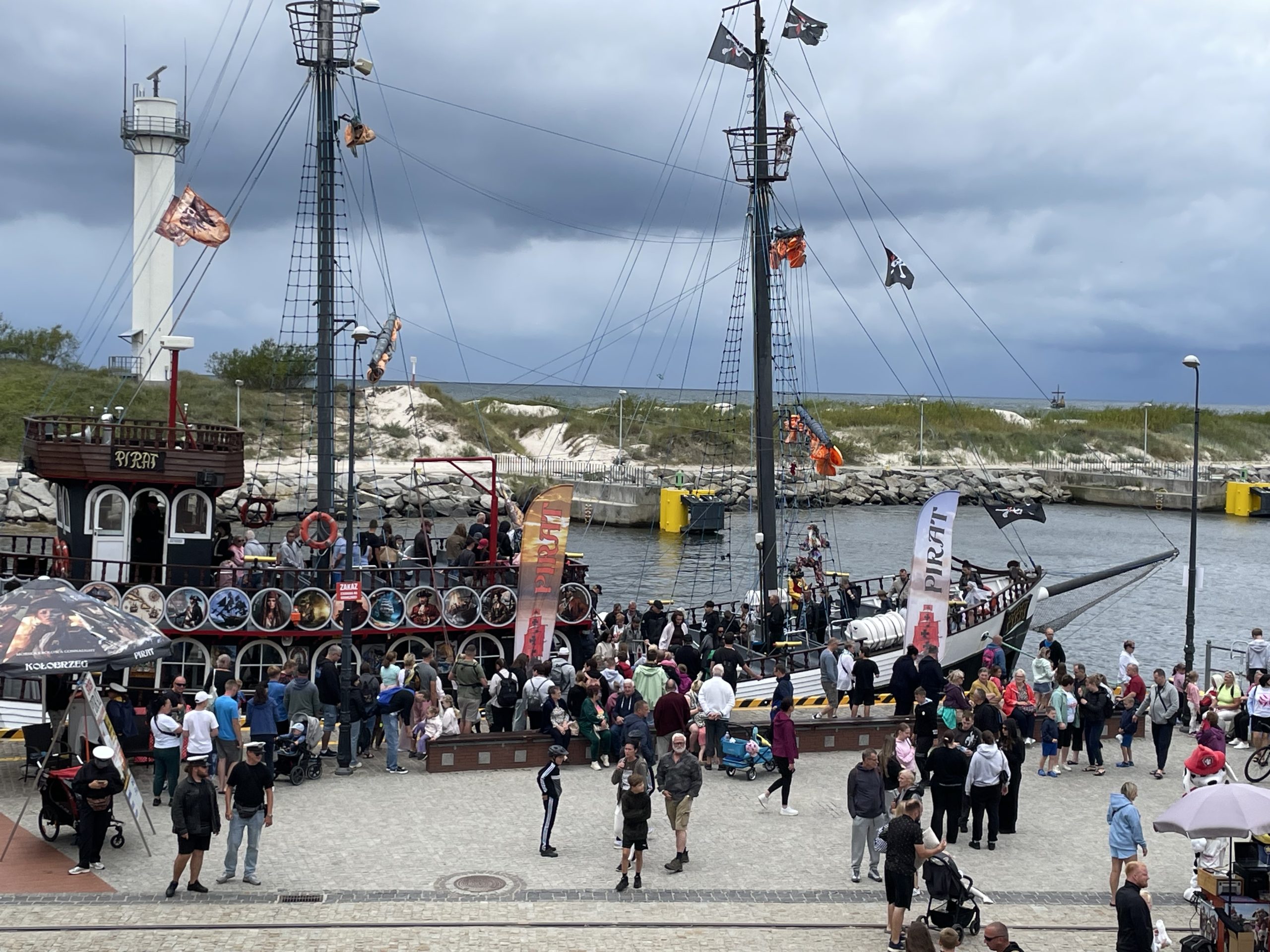 port w Kołobrzegu widok na statek i stojących w nim ludzi