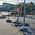 Koparka już na torach. Ruszył remont przejazdu kolejowego na Myśliwskiej