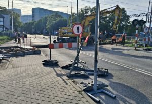 Koparka już na torach. Ruszył remont przejazdu kolejowego na Myśliwskiej