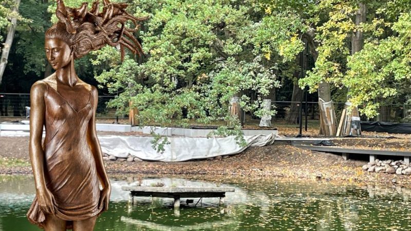 na zdjęciu park Szarmach w Kołobrzegu i projekt rzeźby która ma tam stanąć