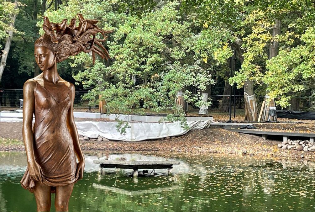 na zdjęciu park Szarmach w Kołobrzegu i projekt rzeźby która ma tam stanąć