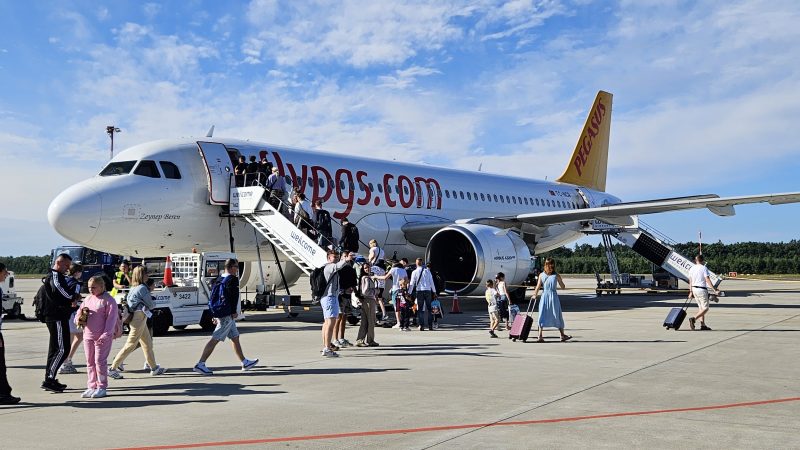 samolot i pasażerowie na lotnisku w Goleniowie Szczecinie