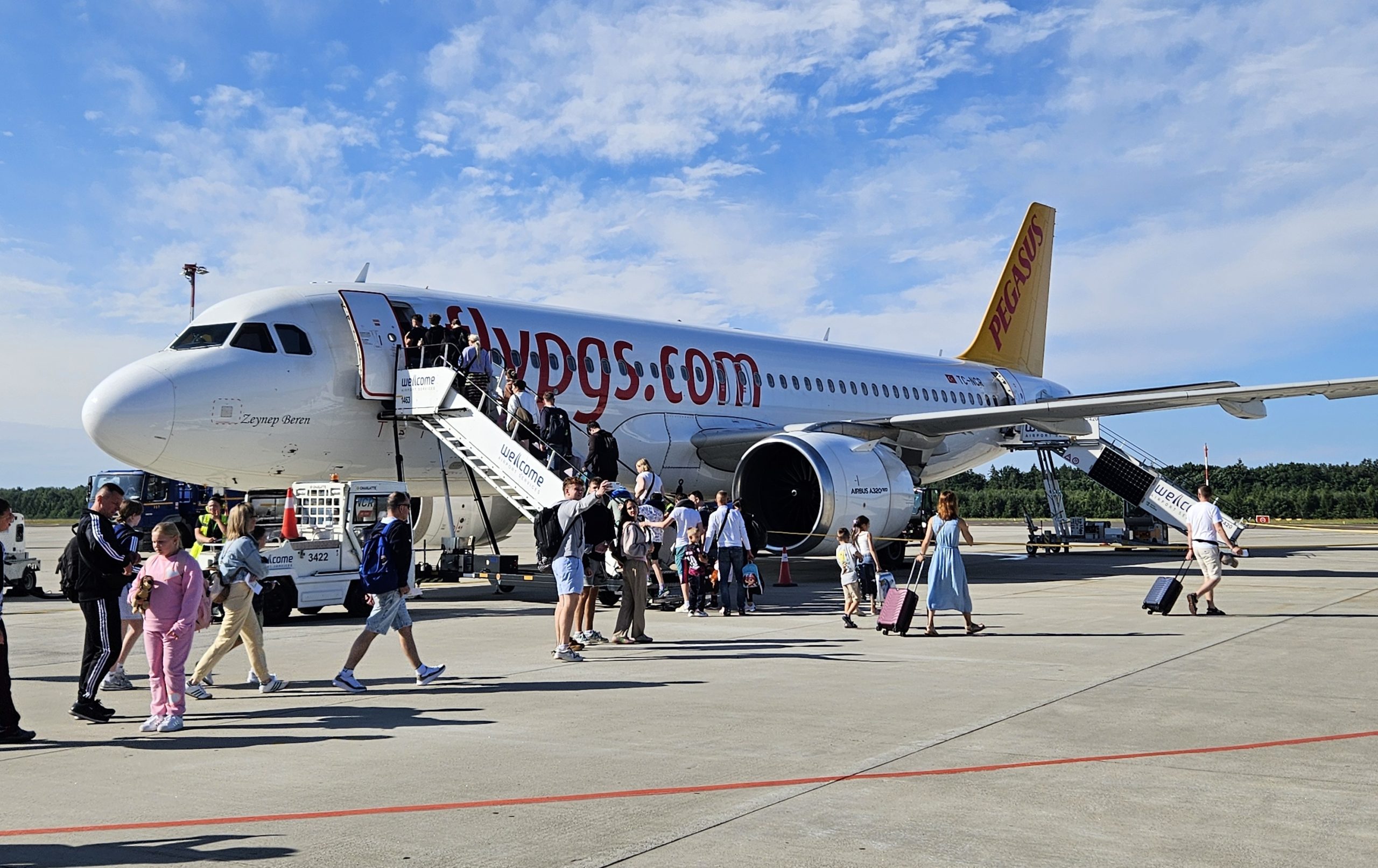 samolot i pasażerowie na lotnisku w Goleniowie Szczecinie