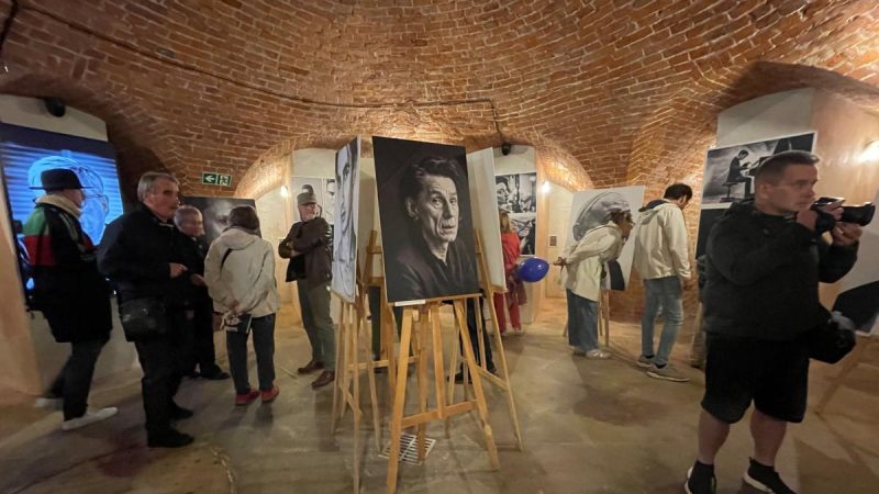 na zdjęciu ludzie oglądający wystawę zdjęć w latarni morskiej w Kołobrzegu